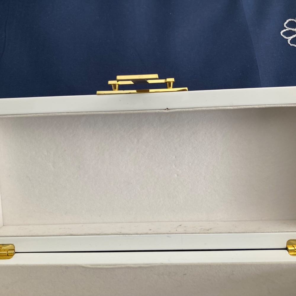 Striking C WONDER ewelry Case in White with Gold T on Front. - Picture 4 of 7